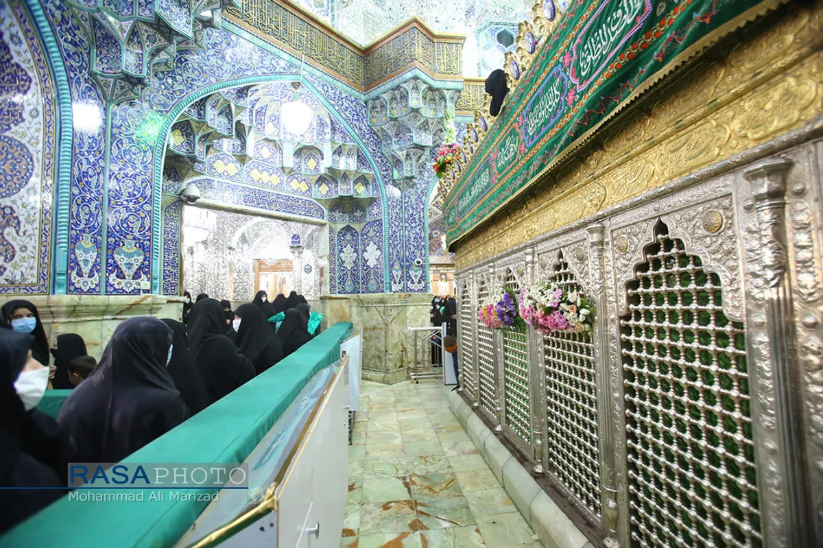 گل آرایی ضریح حرم حضرت معصومه (سلام الله علیها) در آغاز دهه کرامت