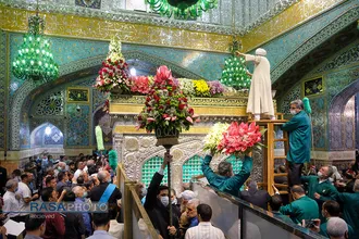 گل&zwnj;آرایی ضریح مطهر روضوی ویژه ولادت حضرت امام رضا (علیه السلام)