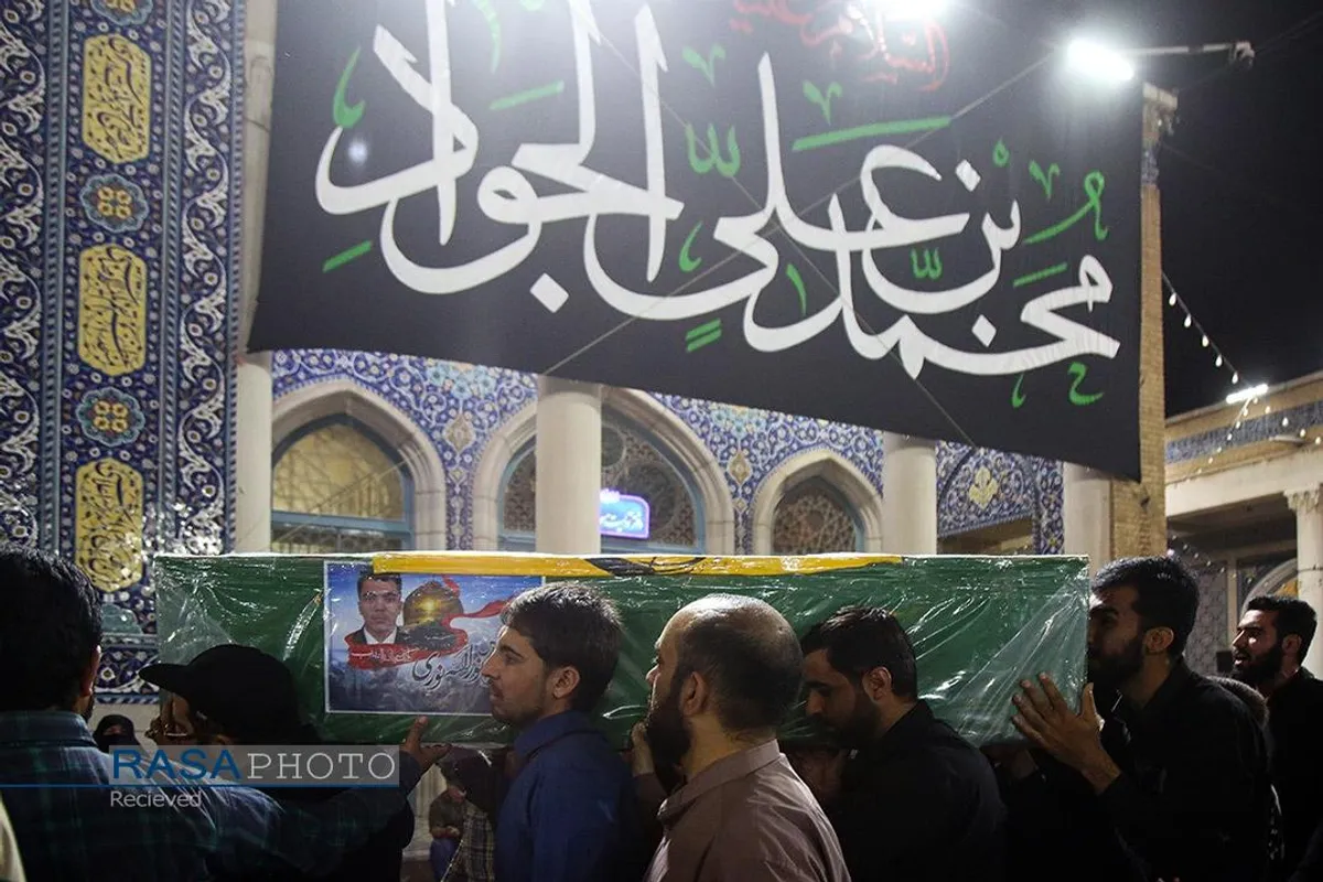طواف پیکر شهید مدافع حرم در حریم مطهر حضرت معصومه(س)