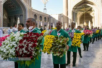 گل&zwnj;آرایی ضریح مطهر روضوی ویژه ولادت حضرت امام رضا (علیه السلام)