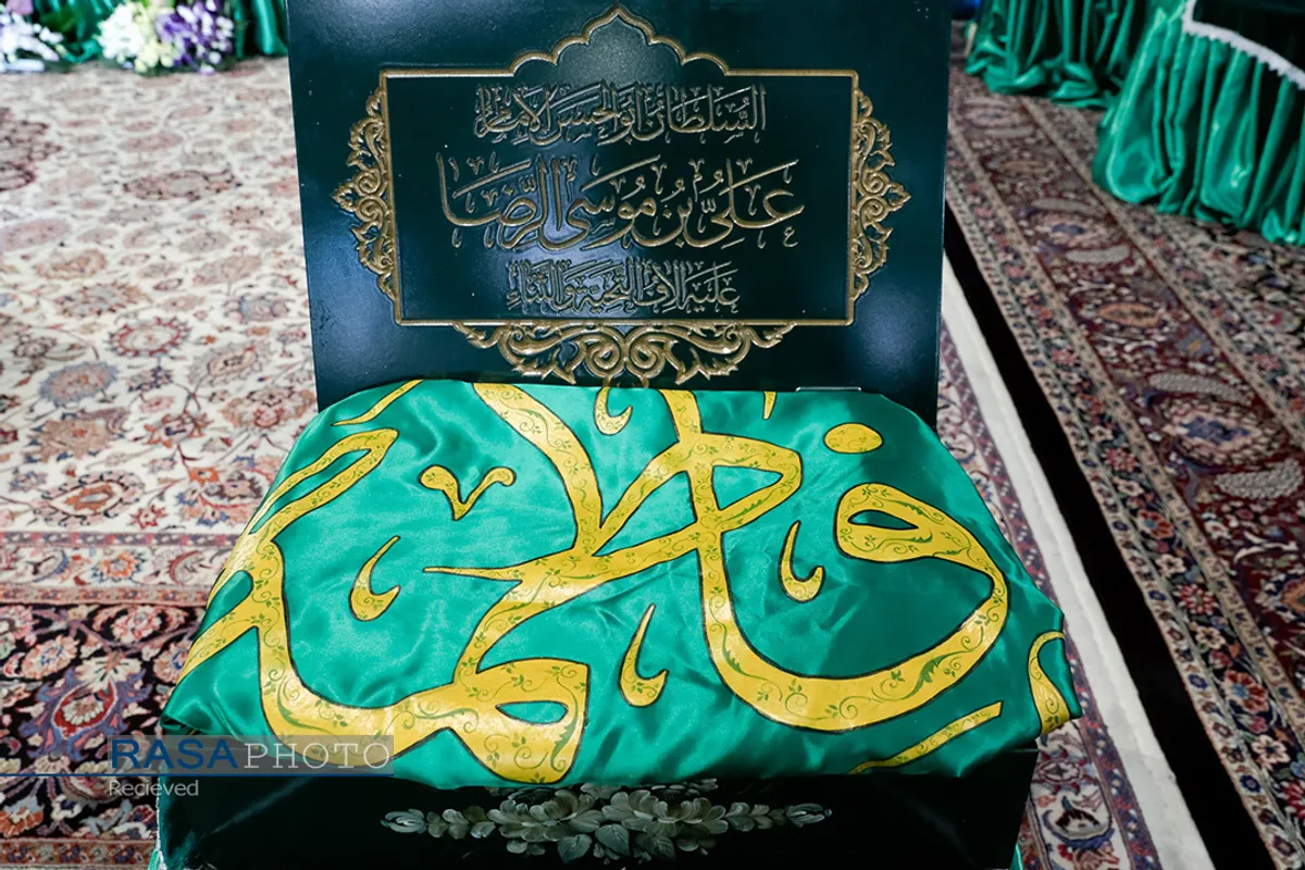 آیین تعویض پرچم گنبد منور رضوی در روز میلاد امام رضا(علیه&zwnj;السلام)