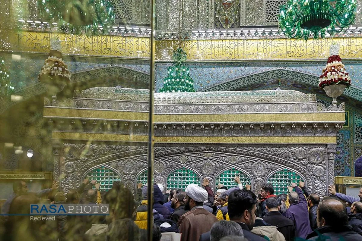 تعویض گل&zwnj;های ضریح و آماده سازی حرم مطهر رضوی در آستانه میلاد حضرت جواد الائمه (علیه السلام)