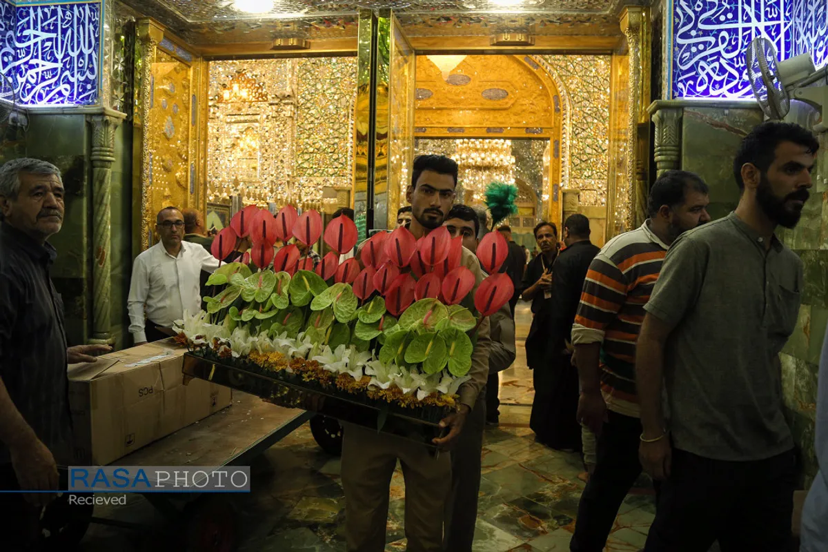 "گل آرایی ضریح مطهر حرم امام علی ع در آستانه عید بزرگ غدیر"