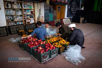 تقسیم شادی های شب یلدا با محرومان