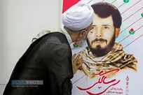 بوسه آیت الله اعرافی مدیر حوزه‌های علمیه بر عکس شهید صادقی