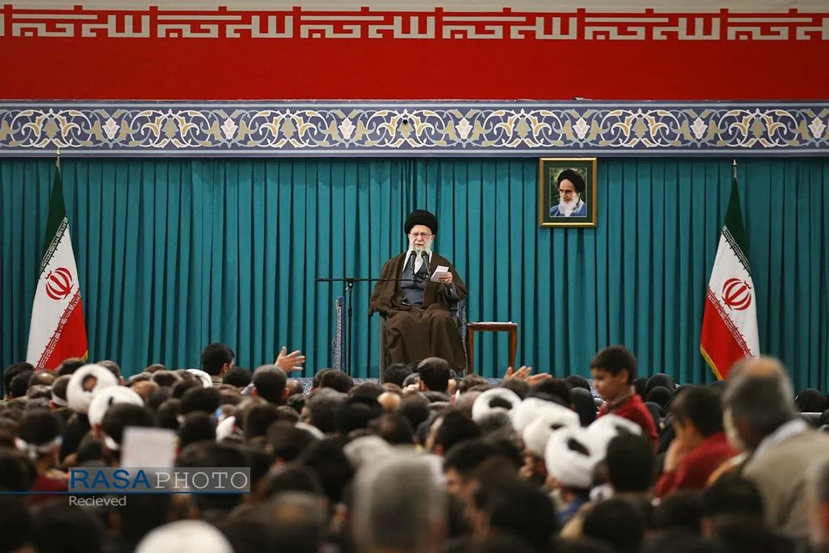 دیدار جمعی از رأی اولی&zwnj;ها و خانواده&zwnj;های شهدا با رهبر انقلاب