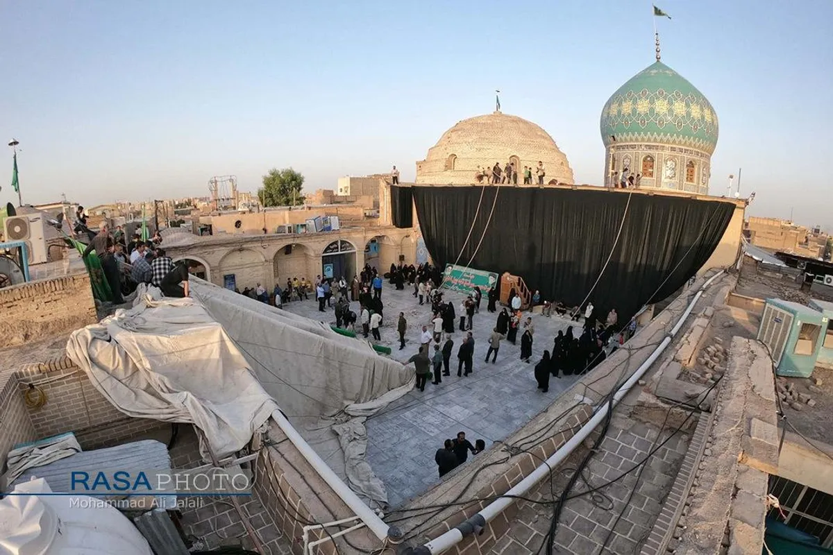 اهتزاز خیمه عزای حضرت ابا&zwnj;عبد&zwnj;الله&zwnj;الحسین (علیه السلام) در حرم امام زاده موسی مبقع قم در آستانه محرم