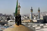 آیین تعویض پرچم گنبد منور رضوی در روز میلاد امام رضا(علیه&zwnj;السلام)