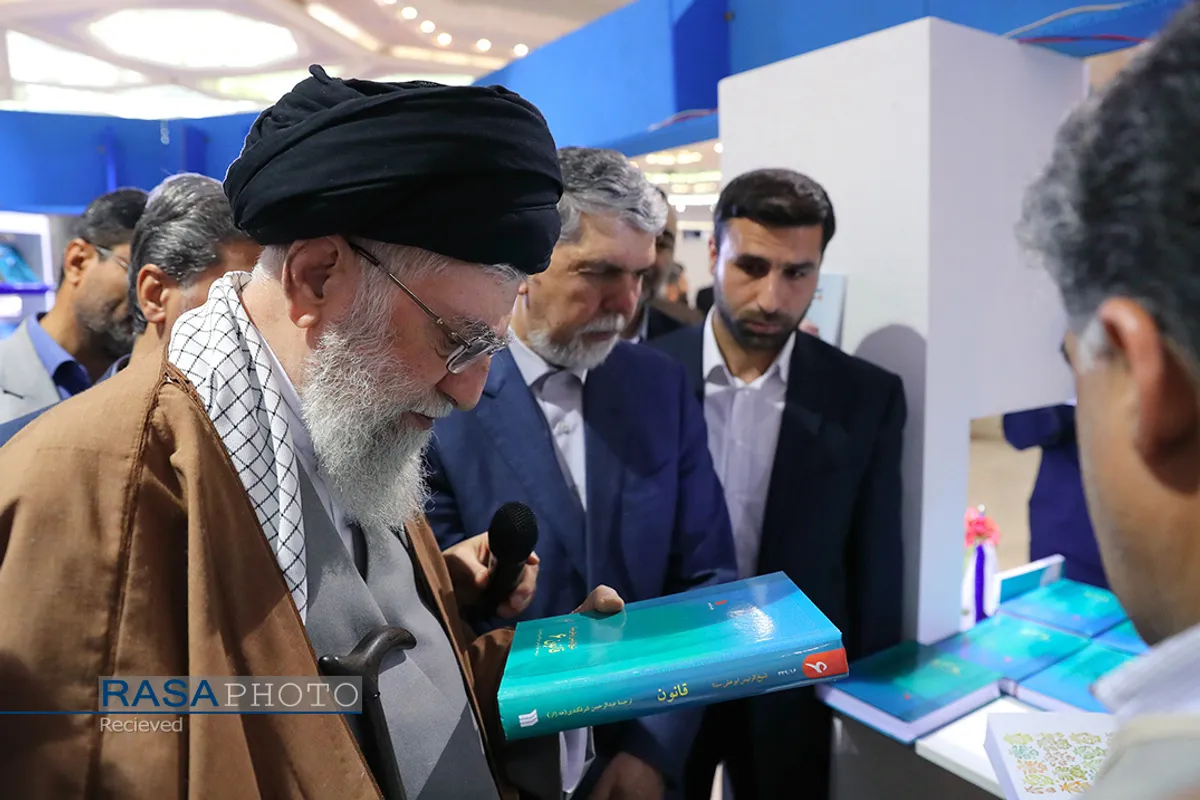 بازدید مقام معظم رهبری از سی و&zwnj;&zwnj; دومین نمایشگاه بین&zwnj;المللی کتاب تهران
