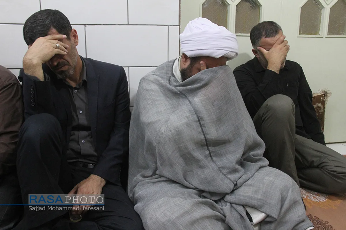 حضور امام حمعه شهرکرد در منزل شهید مدافع وطن