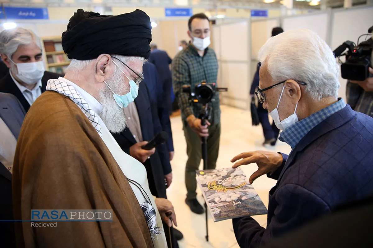 بازدید مقام معظم رهبری از سی و&zwnj;&zwnj; چهارمین نمایشگاه بین&zwnj;المللی کتاب تهران
