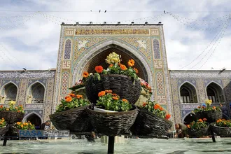 تعویض گل&zwnj;های ضریح و آماده سازی حرم مطهر رضوی در آستانه میلاد حضرت جواد الائمه (علیه السلام)