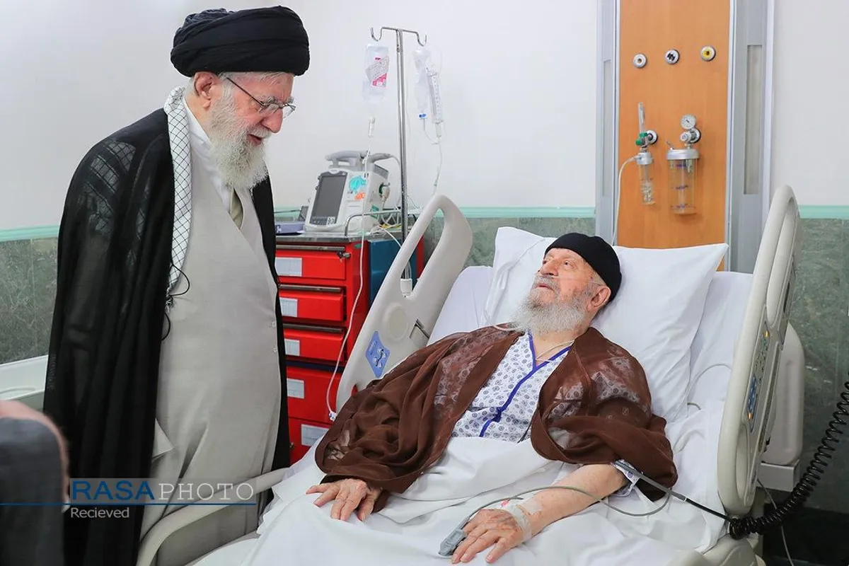 عیادت مقام معظم رهبری از حضرت آیت&zwnj;الله مکارم شیرازی