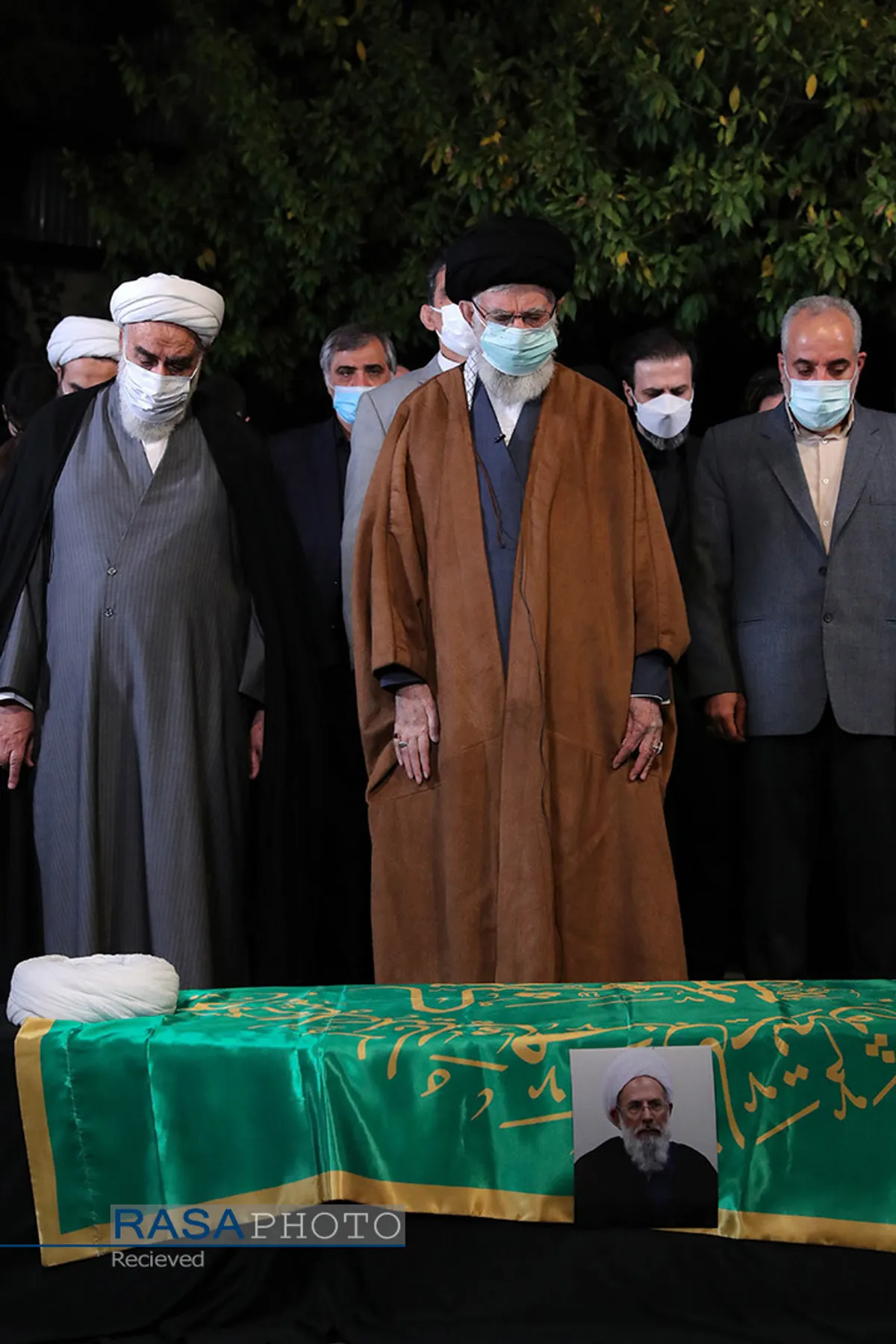 اقامه نماز بر پیکر حجت&zwnj;الاسلام و المسلمین محمدی ری&zwnj;شهری توسط مقام معظم رهبری