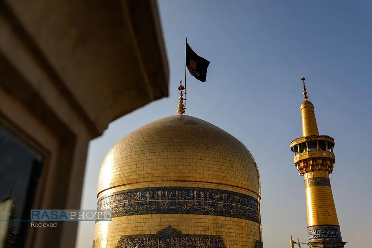 تعویض پرچم گنبد منور رضوی به مناسبت وفات حضرت معصومه(سلام&zwnj;الله&zwnj;علیها)