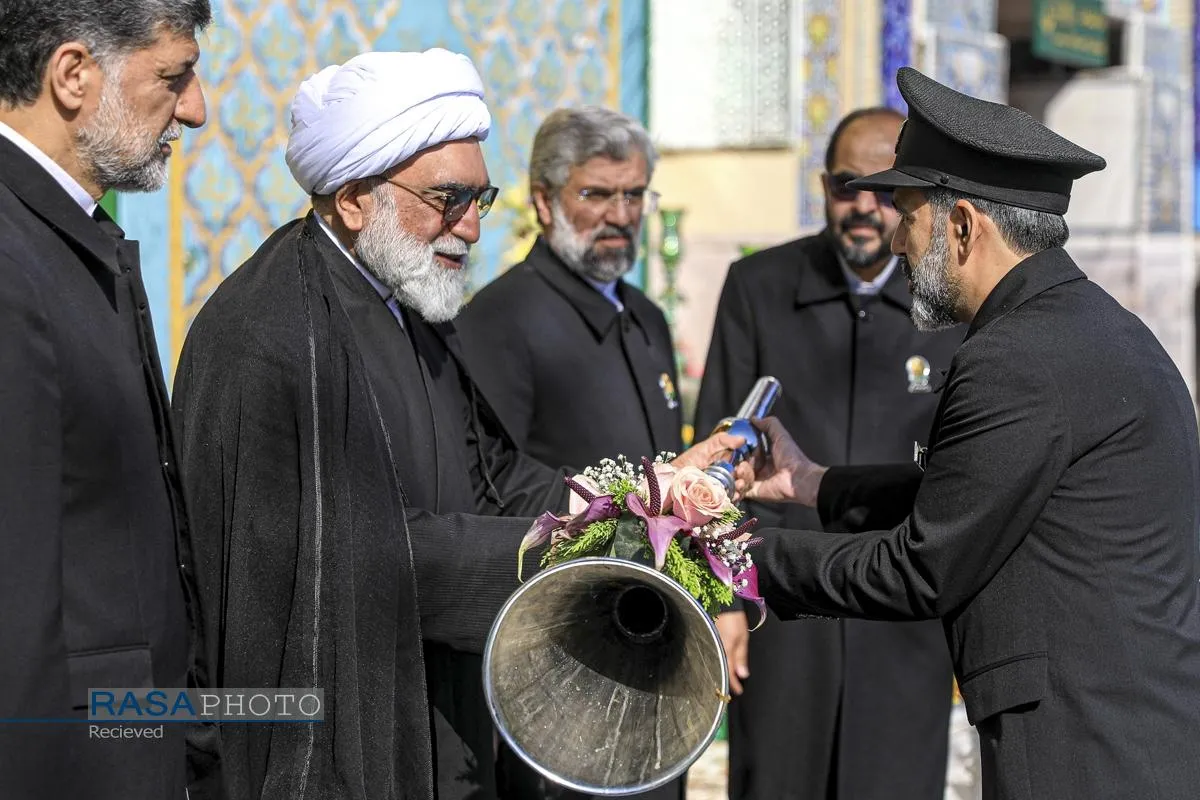 آیین تعویض پرچم گنبد منور رضوی در روز میلاد حضرت امام رضا (علیه&zwnj;السلام)
