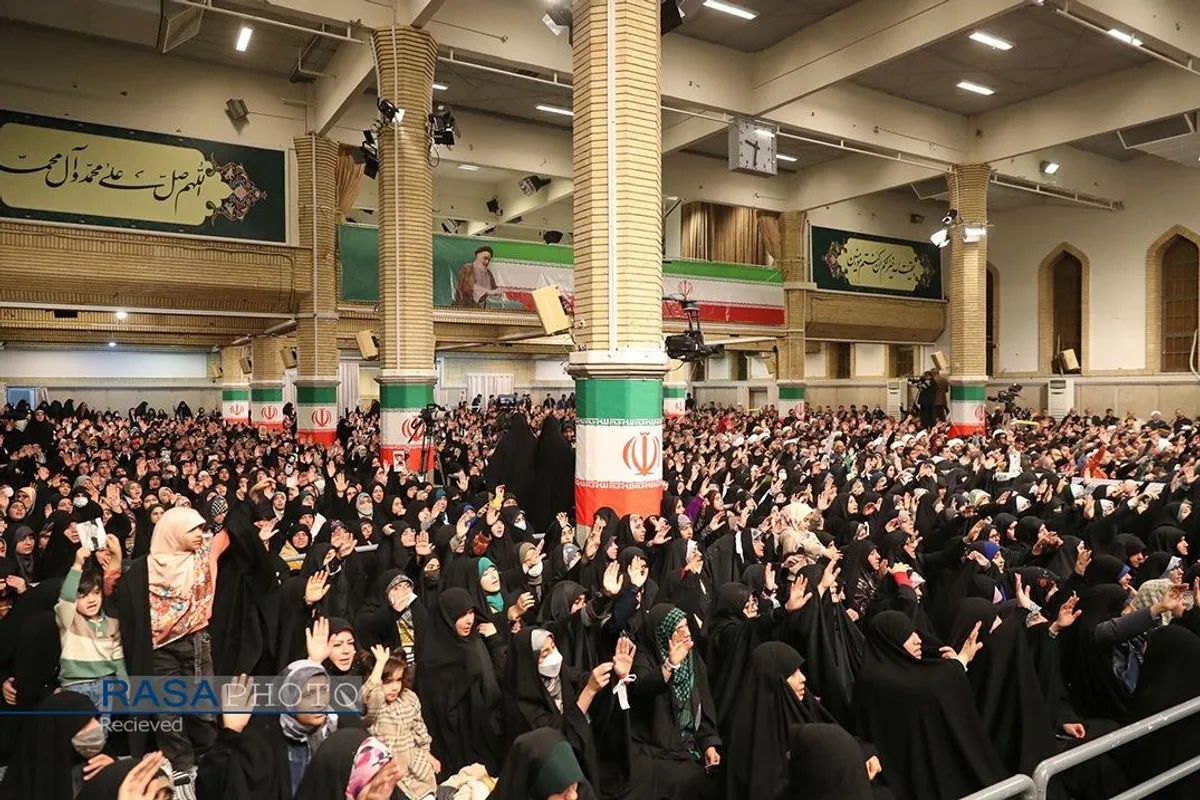 دیدار جمعی از رأی اولی&zwnj;ها و خانواده&zwnj;های شهدا با رهبر انقلاب