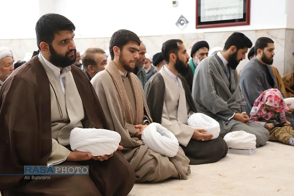 جشن عمامه&zwnj;گذاری طلاب در بیوت مراجع تقلید به&zwnj;مناسبت روز میلاد حضرت زهرا (سلام&zwnj;الله&zwnj;علیها)