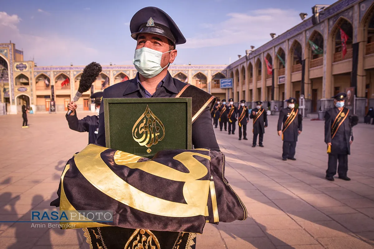 آیین تعویض پرچم حرم حضرت احمد بن موسی الکاظم در شیراز