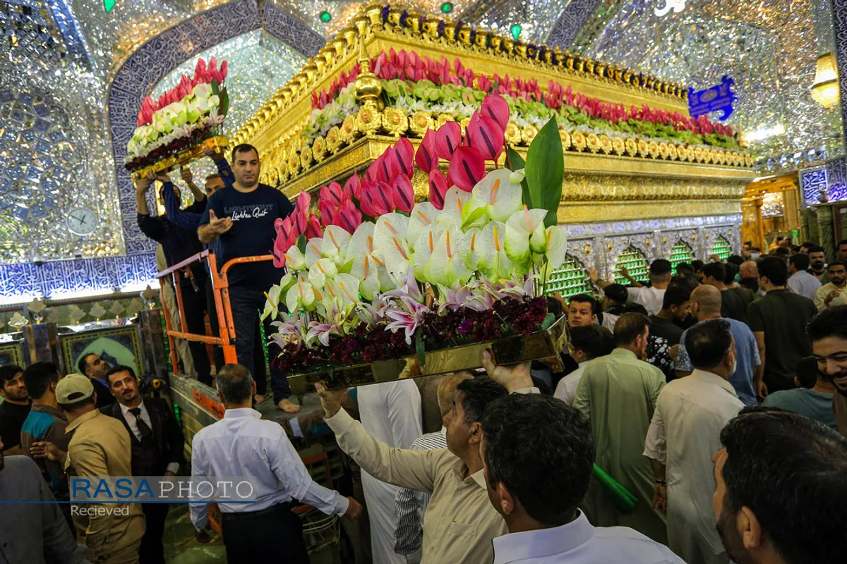 "گل آرایی ضریح مطهر حرم امام علی ع در آستانه عید بزرگ غدیر"