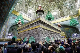 تعویض گل&zwnj;های ضریح و آماده سازی حرم مطهر رضوی در آستانه میلاد حضرت جواد الائمه (علیه السلام)