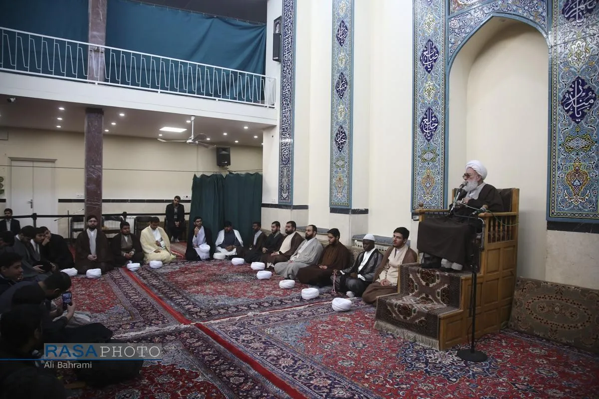 مراسم عمامه گذاری جمعی از طلاب حوزه علمیه قم در روز مبعث