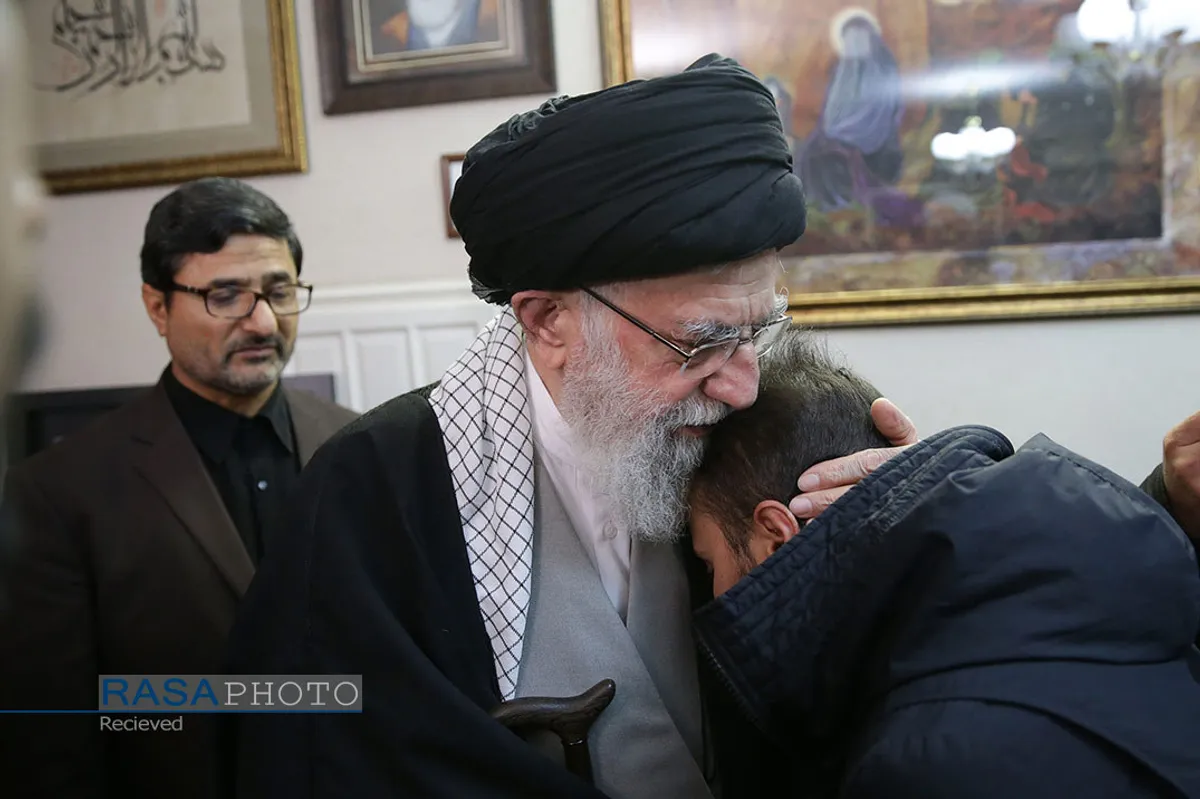حضور رهبر معظم انقلاب اسلامی در منزل سردار شهید سپهبد سلیمانی