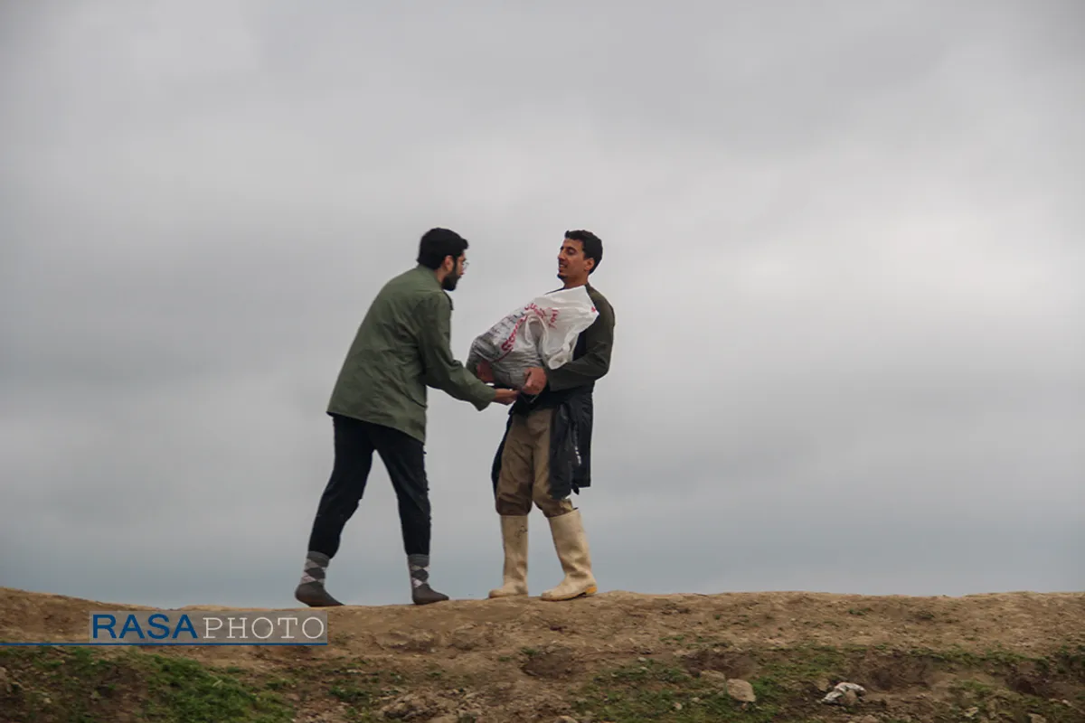 حضور گروه جهادی شهید حجت الاسلام تقی پور در مناطق سیل زده آق قلا