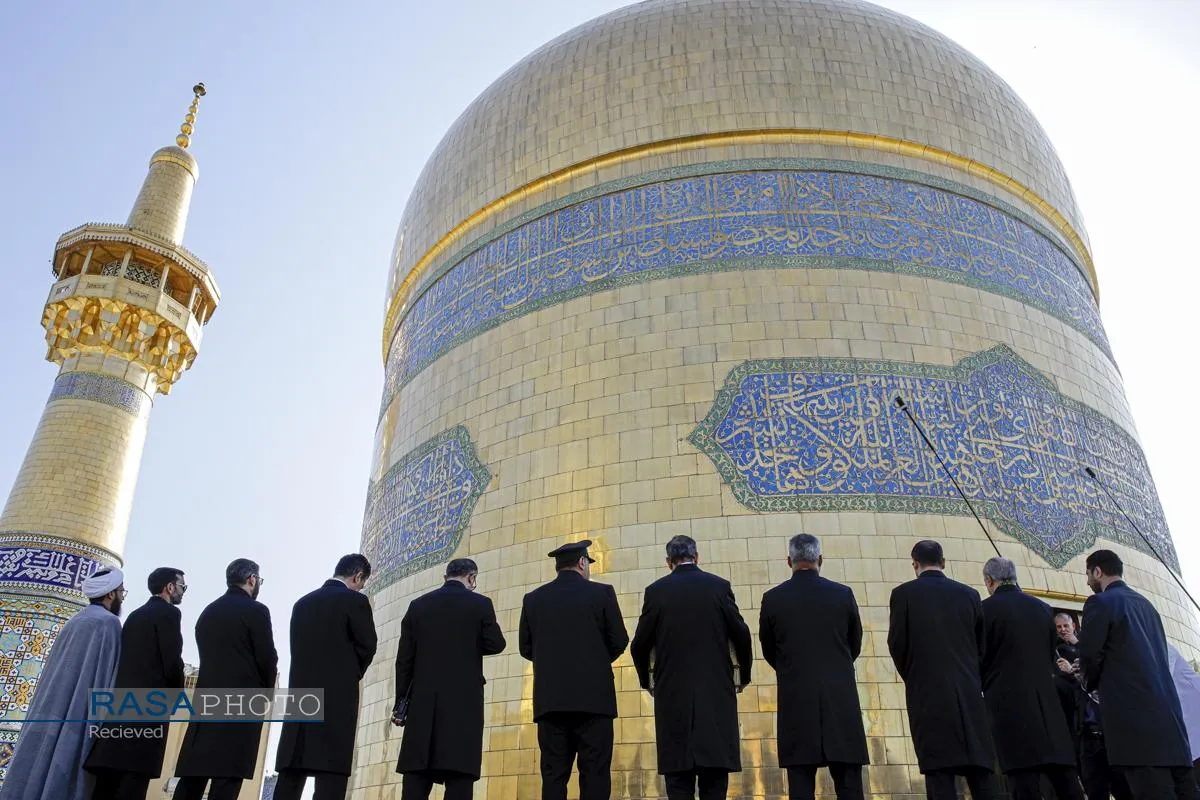 آیین تعویض پرچم گنبد منور رضوی در روز میلاد حضرت امام رضا (علیه&zwnj;السلام)