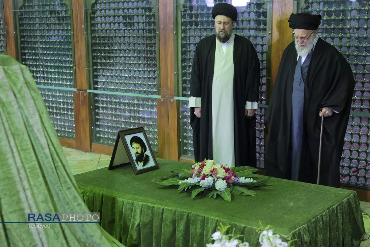 آغاز جشن&zwnj;های چهل&zwnj;وهفتمین سالگرد پیروزی انقلاب با حضور رهبر انقلاب در حرم مطهر حضرت امام خمینی(ره)