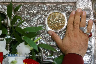 گل&zwnj;آرایی ضریح حرم مطهر در آستانه سالروز ورود حضرت معصومه (سلام الله علیها) به قم