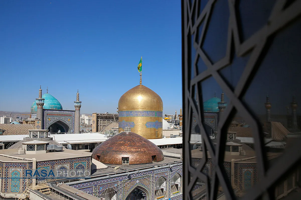 آیین تعویض پرچم گنبد منور رضوی در روز میلاد امام رضا(علیه&zwnj;السلام)