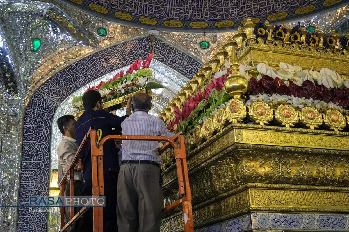 "گل آرایی ضریح مطهر حرم امام علی ع در آستانه عید بزرگ غدیر"