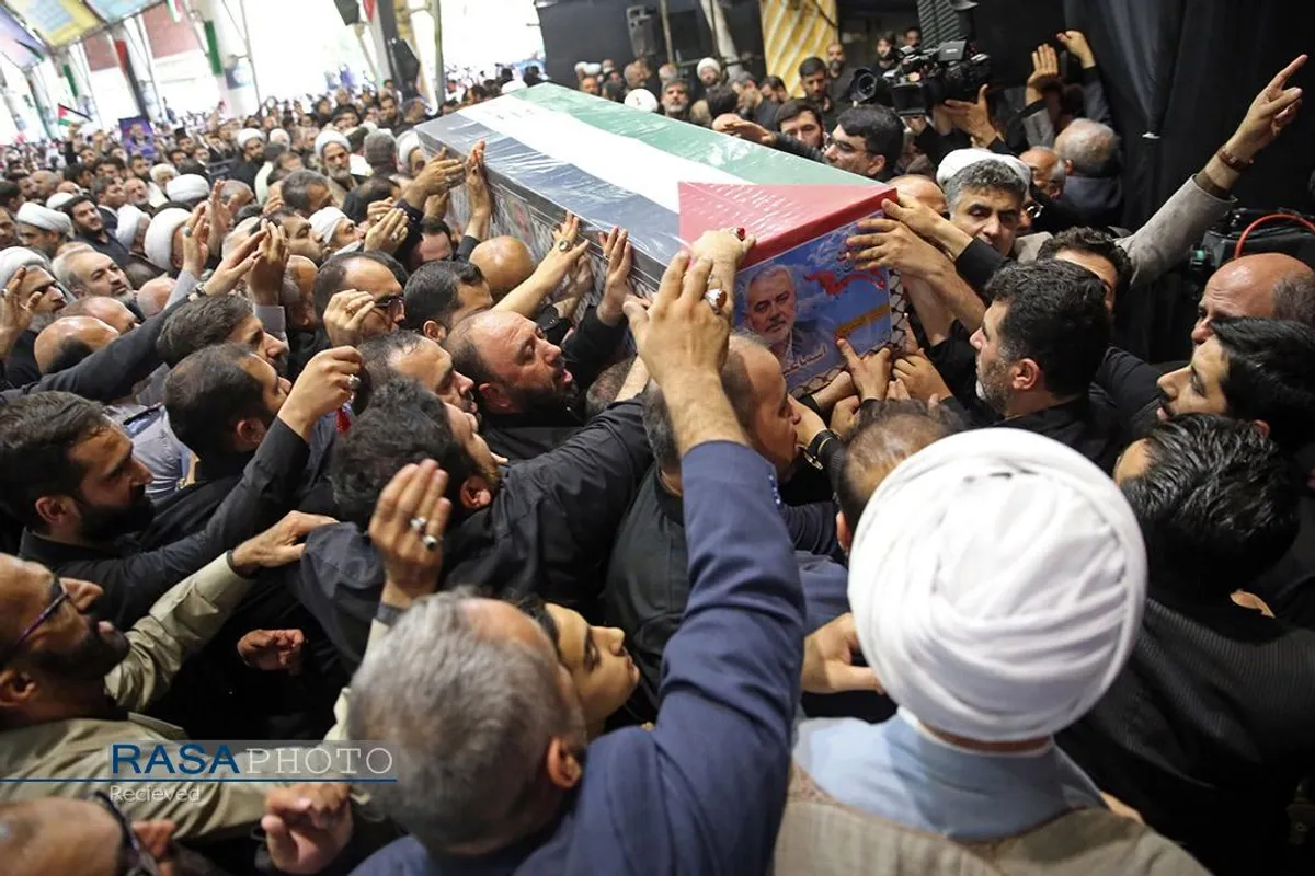 اقامه نماز توسط رهبر معظم انقلاب بر پیکر شهید اسماعیل هنیه