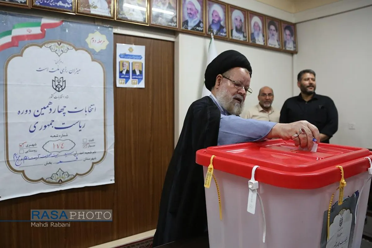 حضور آیت الله حسینی قزوینی در پای صندوق رای دومین دوره چهاردهمین انتخابات ریاست جمهوری