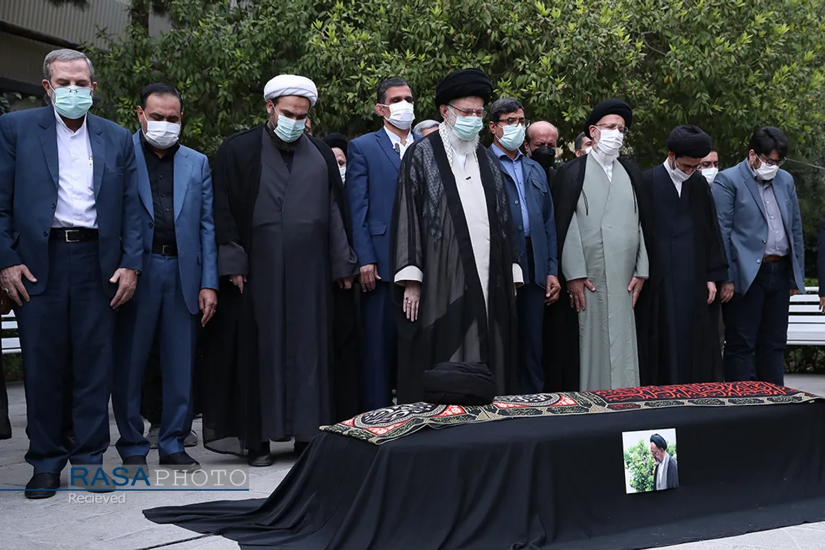 اقامه نماز توسط مقام معظم رهبری بر پیکر حجت&zwnj;&zwnj;&zwnj;الاسلام و المسلمین دعائی