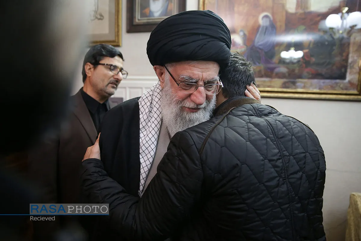 حضور رهبر معظم انقلاب اسلامی در منزل سردار شهید سپهبد سلیمانی