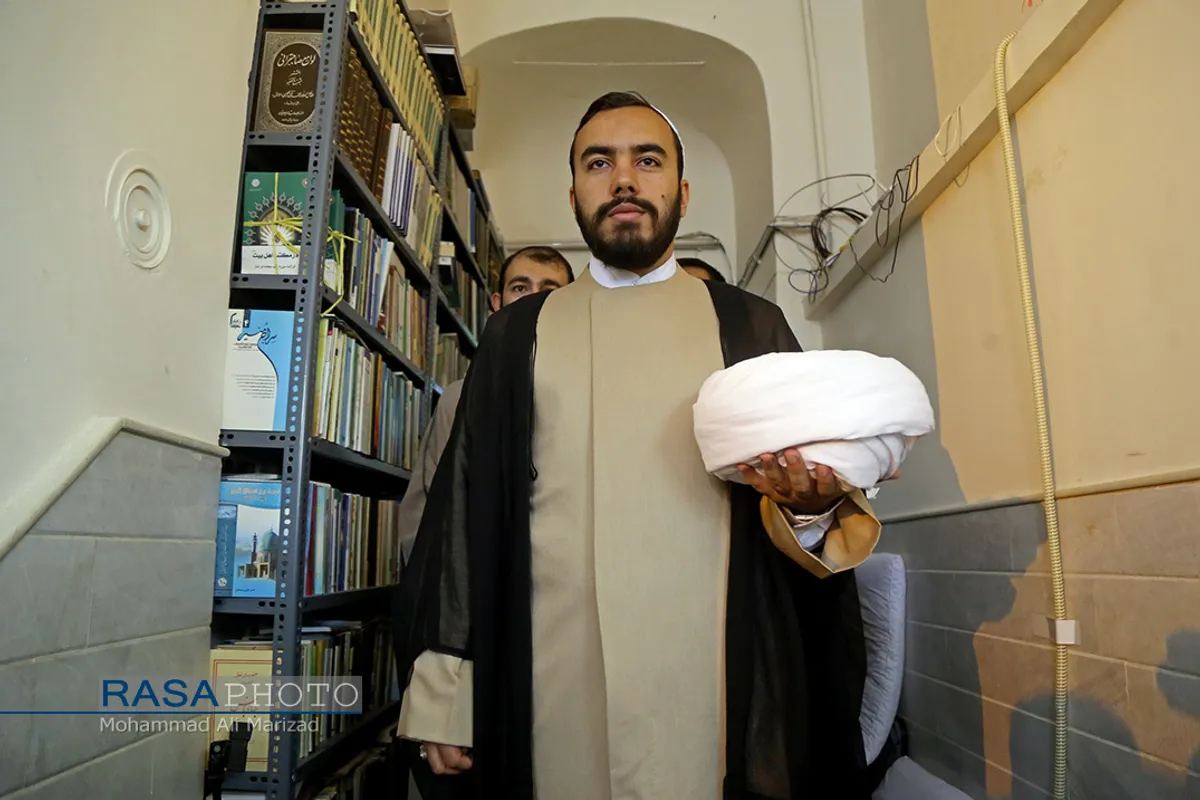 مراسم عمامه&zwnj;گذاری طلاب در بیوت مراجع تقلید در روز عید سعید غدیر