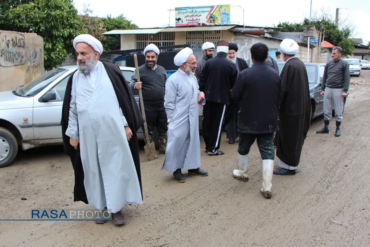 آیت الله توکل نماینده مردم مازندران در مجلس خبرگان رهبری، حجت الاسلام حسن روحانی امام جمعه بابل، حجت الاسلام شکریان رئیس سازمان تبلیغات اسلامی با حضور در مناطق سیل زده مازندران از روند امداد رسانی به سیل زدگان بازدید کردند.