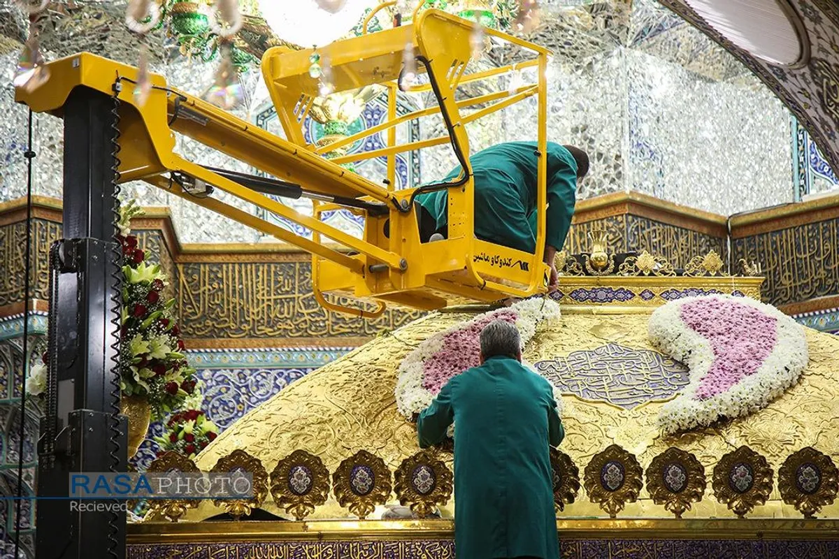 آیین گل آرایی ضریح مطهر کریمه اهل&zwnj;بیت(س) به مناسبت دهه کرامت