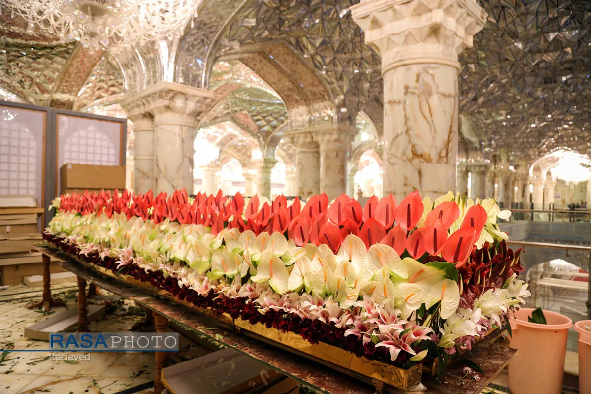 "گل آرایی ضریح مطهر حرم امام علی ع در آستانه عید بزرگ غدیر"