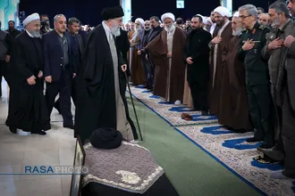 مراسم اقامه نماز بر پیکر آیت&zwnj;الله هاشمی شاهرودی به امامت رهبر انقلاب