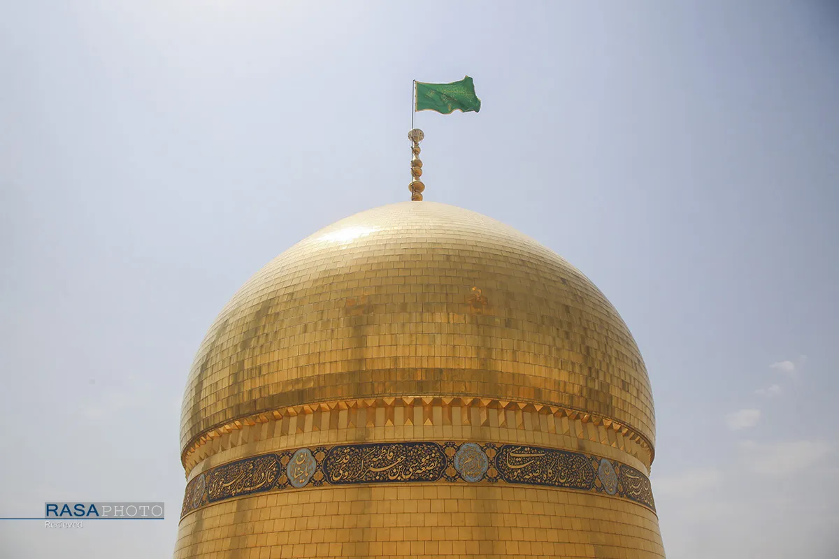 تعویض پرچم گنبد حرم حضرت فاطمه معصومه (س) در آغاز ماه ربیع
