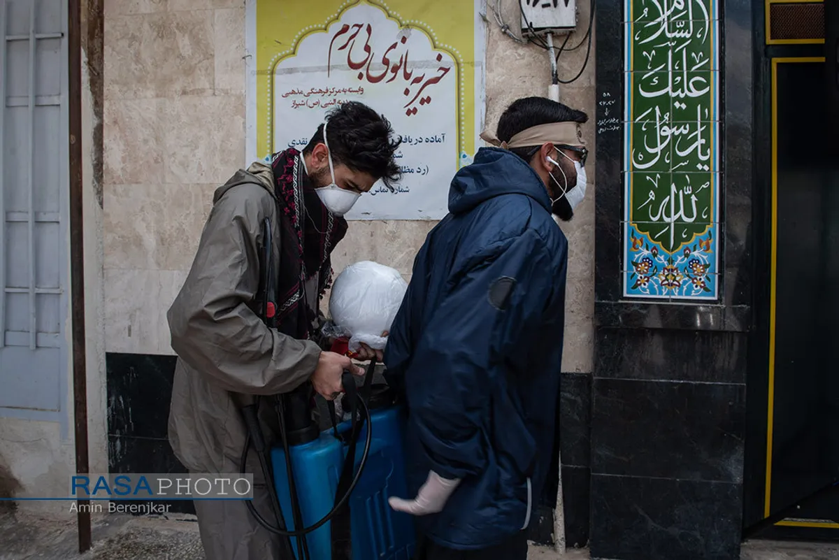 ضد عفونی خودرو&zwnj;ها توسط طلاب و دانشجویان در شیراز