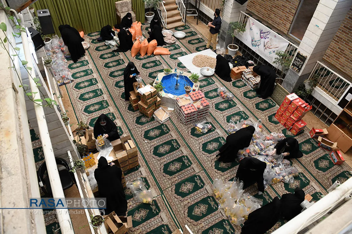 بسته بندی مواد غذایی برای نیازمندان توسط بانوان طلبه غیر ایرانی