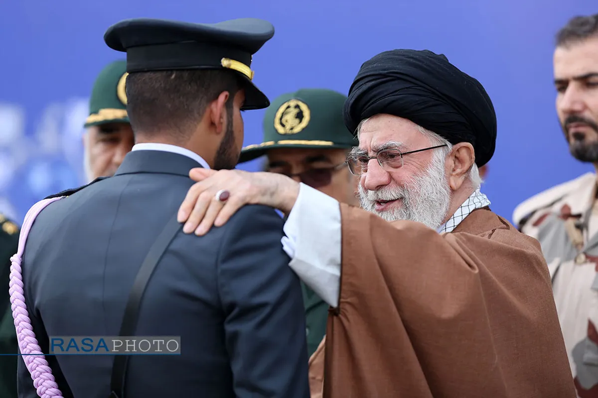 مراسم دانش&zwnj;آموختگی دانشجویان دانشگاههای افسری ارتش در دانشگاه خاتم&zwnj;الانبیاء(ص) با حضور رهبر انقلاب