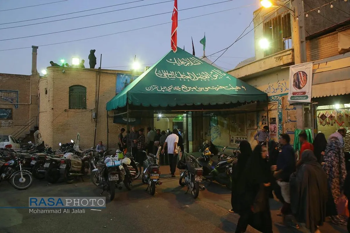 اهتزاز خیمه عزای حضرت ابا&zwnj;عبد&zwnj;الله&zwnj;الحسین (علیه السلام) در حرم امام زاده موسی مبقع قم در آستانه محرم