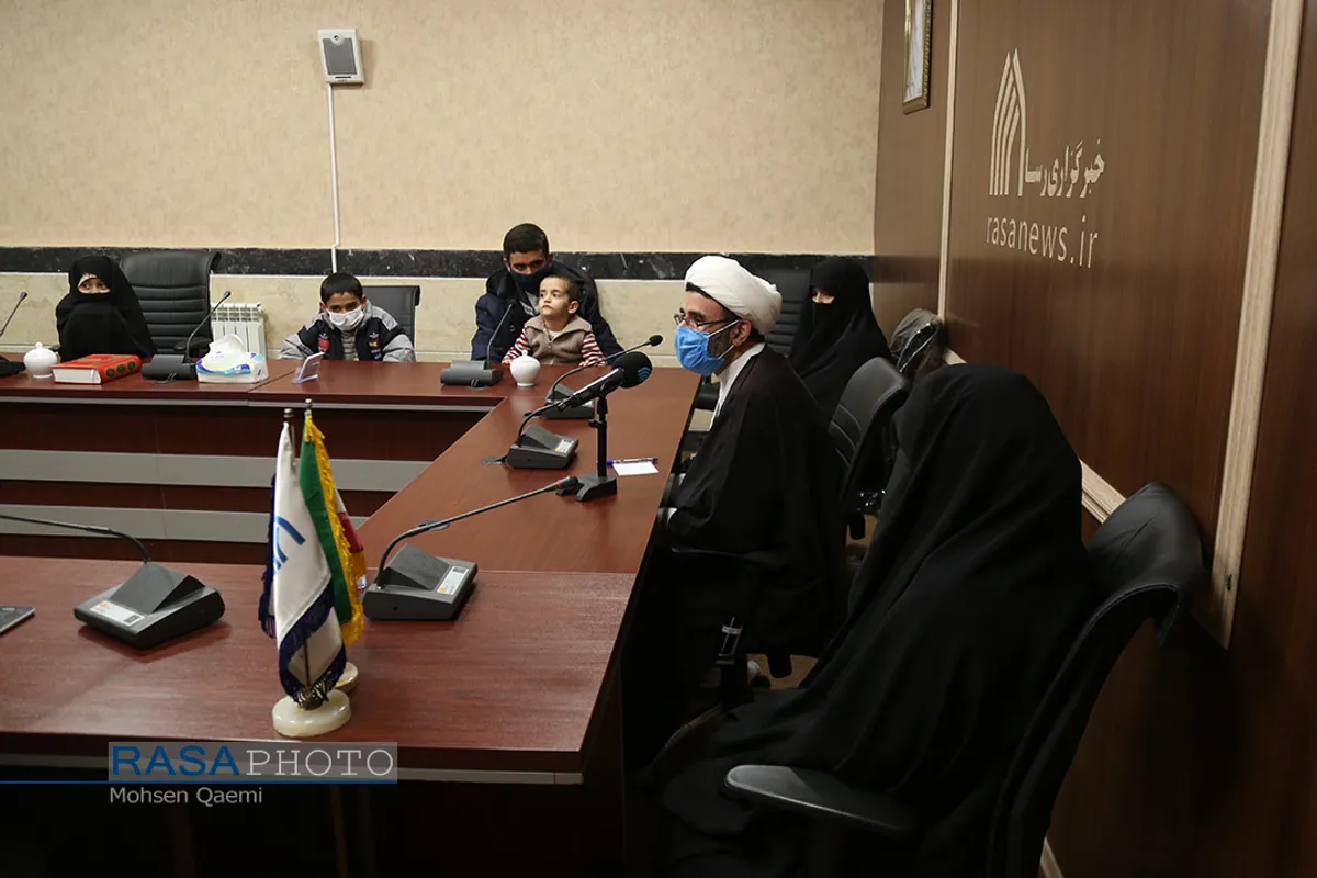 تجلیل از طلبه جهادی فعال در بیمارستان&zwnj;های کرونایی به مناسبت روز پرستار