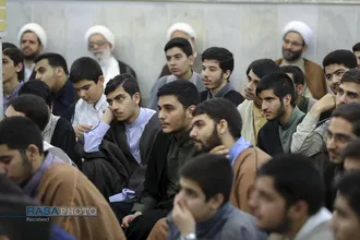 حضور آیت الله مروی در حجرات و گفتگوی صمیمی با طلاب در جریان بازدید از مدرسه علمیه جهانگیرخان قم