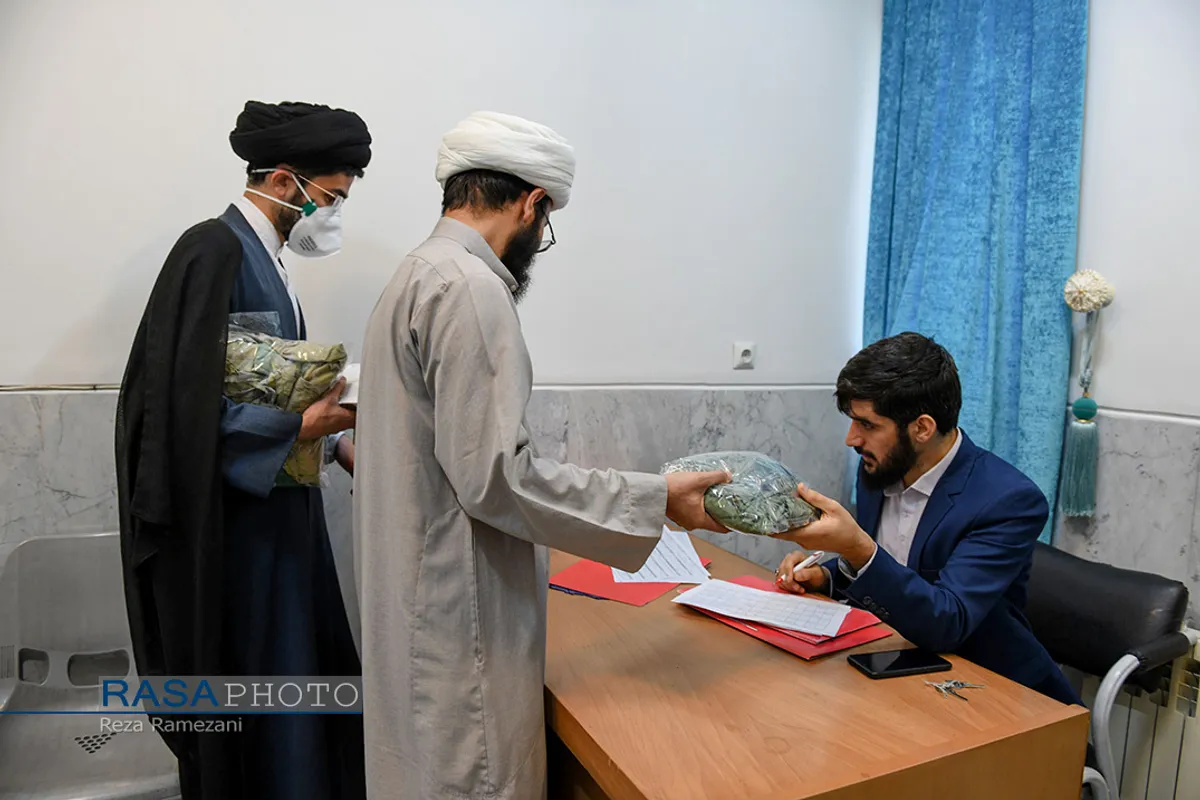 لباس های گان به او و یک طلبه دیگر تحویل می شود | از حجره تا بیمارستان